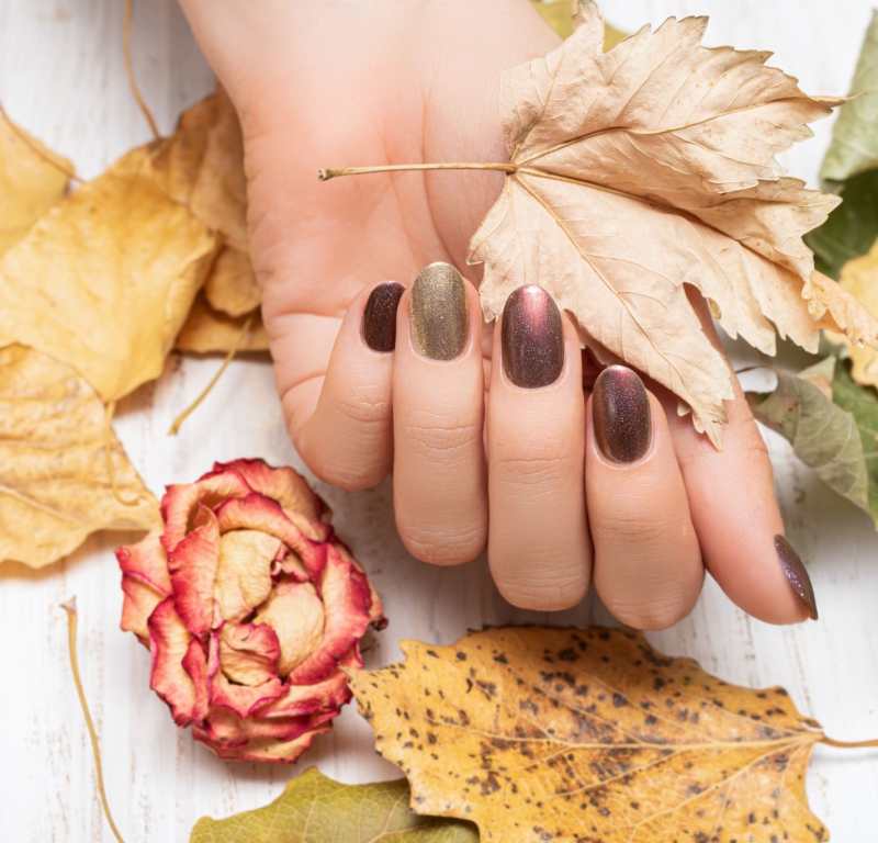 Esprit d’automne : des ongles aux teintes chaleureuses et nature