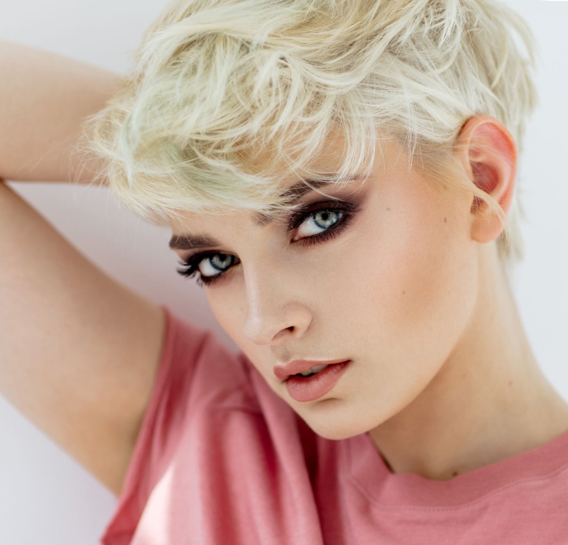 Coupe courte femme : trouvez la coupe idéale selon votre visage