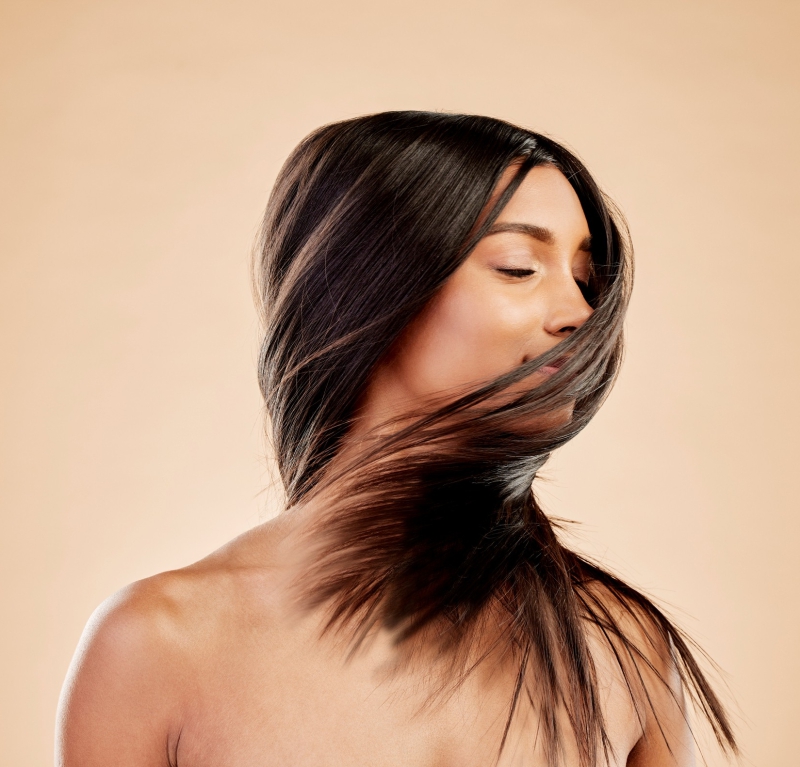 Cheveux en automne : 5 gestes pour retrouver force et brillance